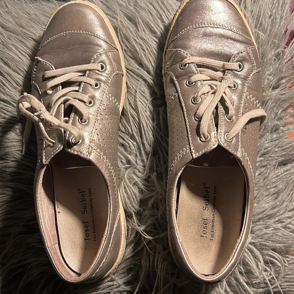 Joseph seibel size 10 well loved!pewter/gold